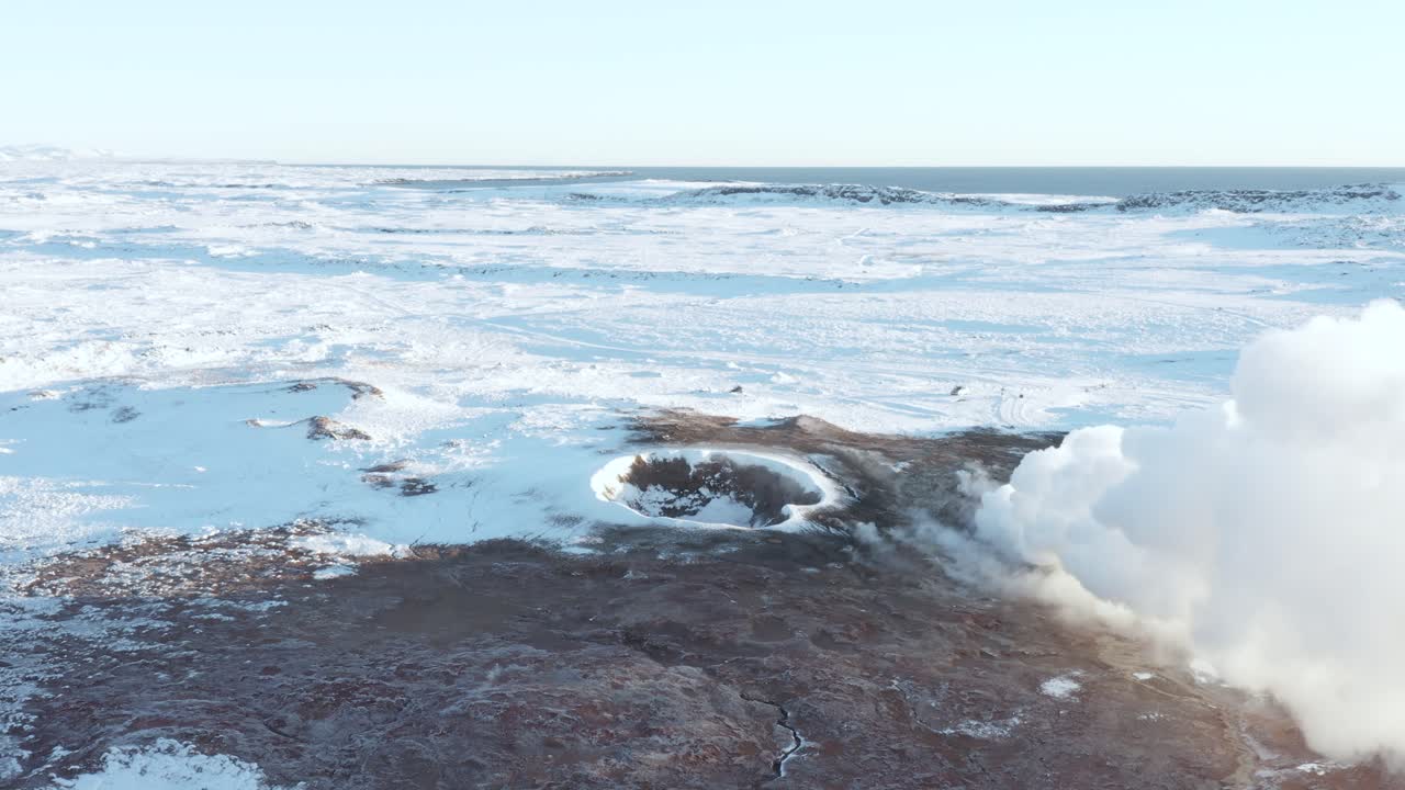 간헐천과 분화구가 하얀 눈으로 덮인 화산 풍경, 공중