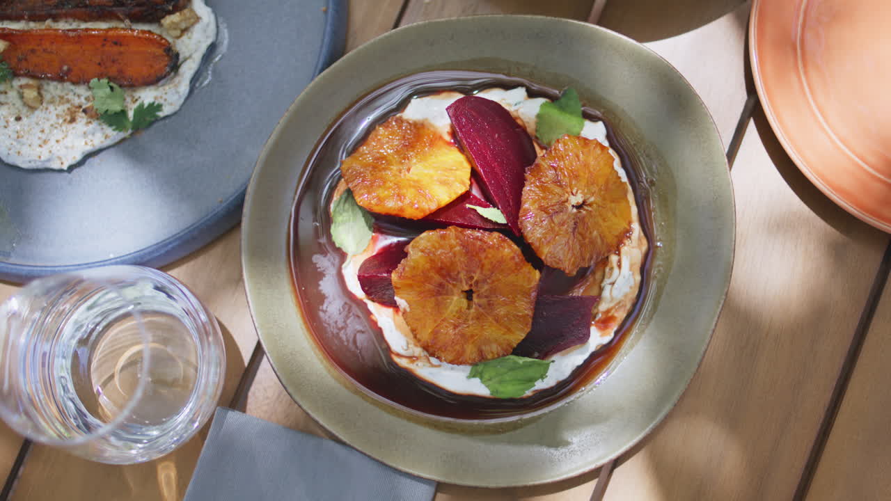 plato de comida de remolacha y pomelo en la mesa. platos de cocina mediterránea