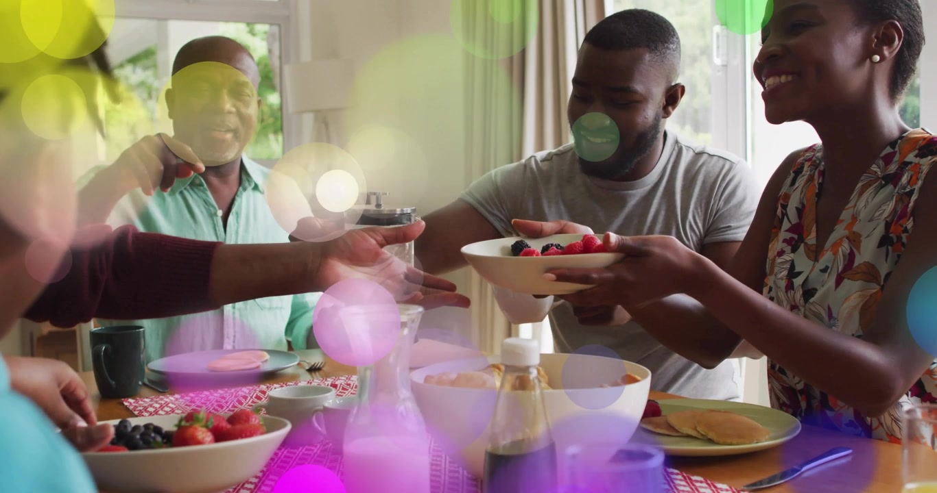 Familia gesticulando y pasando bayas como superposiciones animadas que guían el vertido de café en un anuncio de comida.