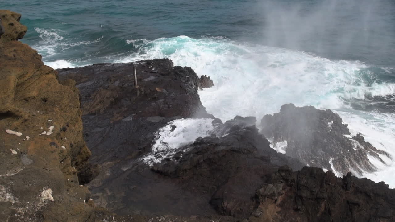 la constricción de la roca y las olas del océano crean una impresionante función de agujero de soplado