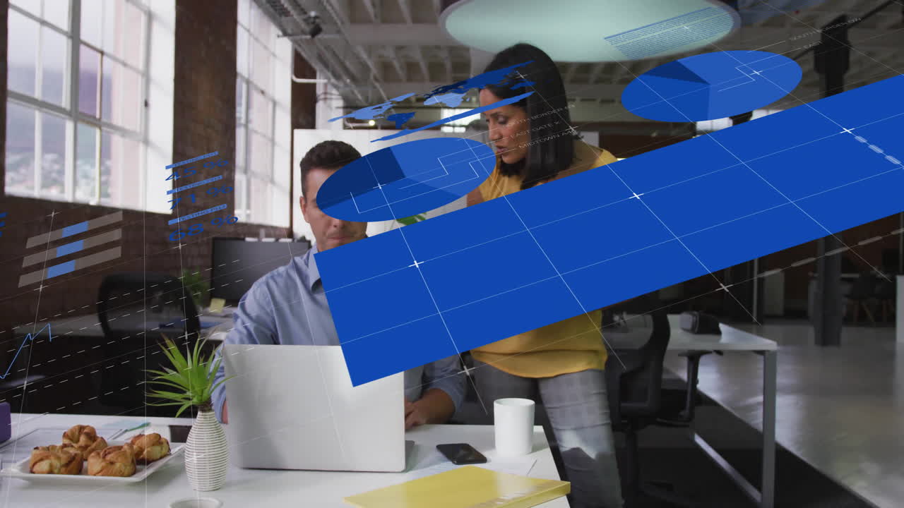 animación del procesamiento de datos financieros sobre diversas personas de negocios en la oficina