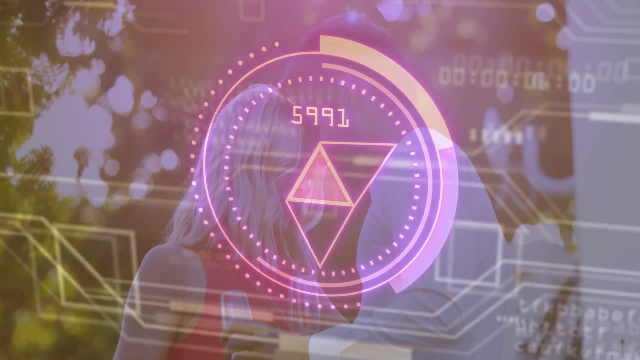 Et par skåler med champagne på terrassen og aktiverer en hologramskærm, der viser roterende trådmodel-numre