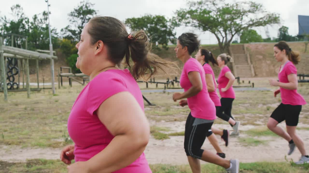 amigas disfrutando de hacer ejercicio en el campamento de entrenamiento juntas