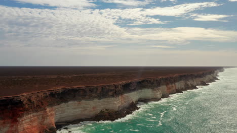 Vista-Aérea-Que-Muestra-Un-Hermoso-Paisaje-De-Acantilados-Junto-A-La-Costa-Del-Océano-En-Australia