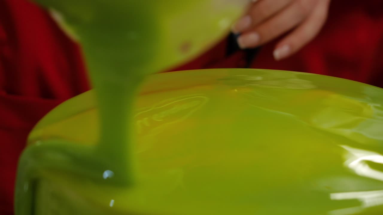 케이크에 녹색 글레이즈를 적용하는 것