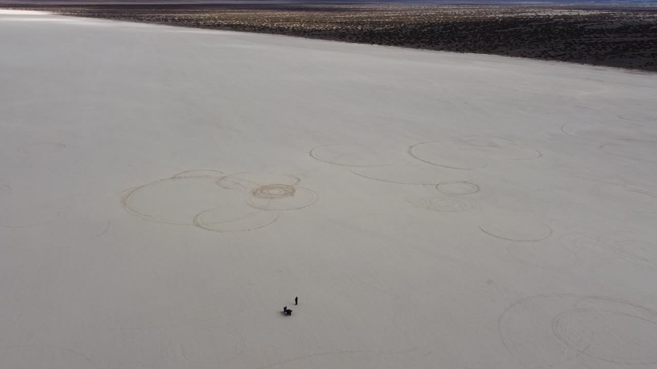 높은 공중 도에서 모터사이클 라이더 페 델 레온시토