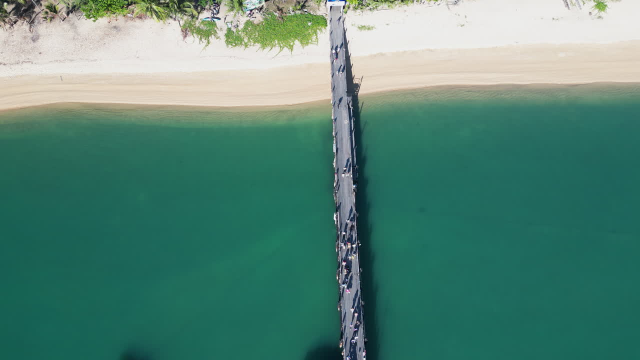 코사무이와 코타오 사이의 페리 항구, 태국의 여행 휴양지, 동남아시아의 열대 해변, 나무 다리 연결 및 빠른 페리 보트의 위쪽 아래쪽