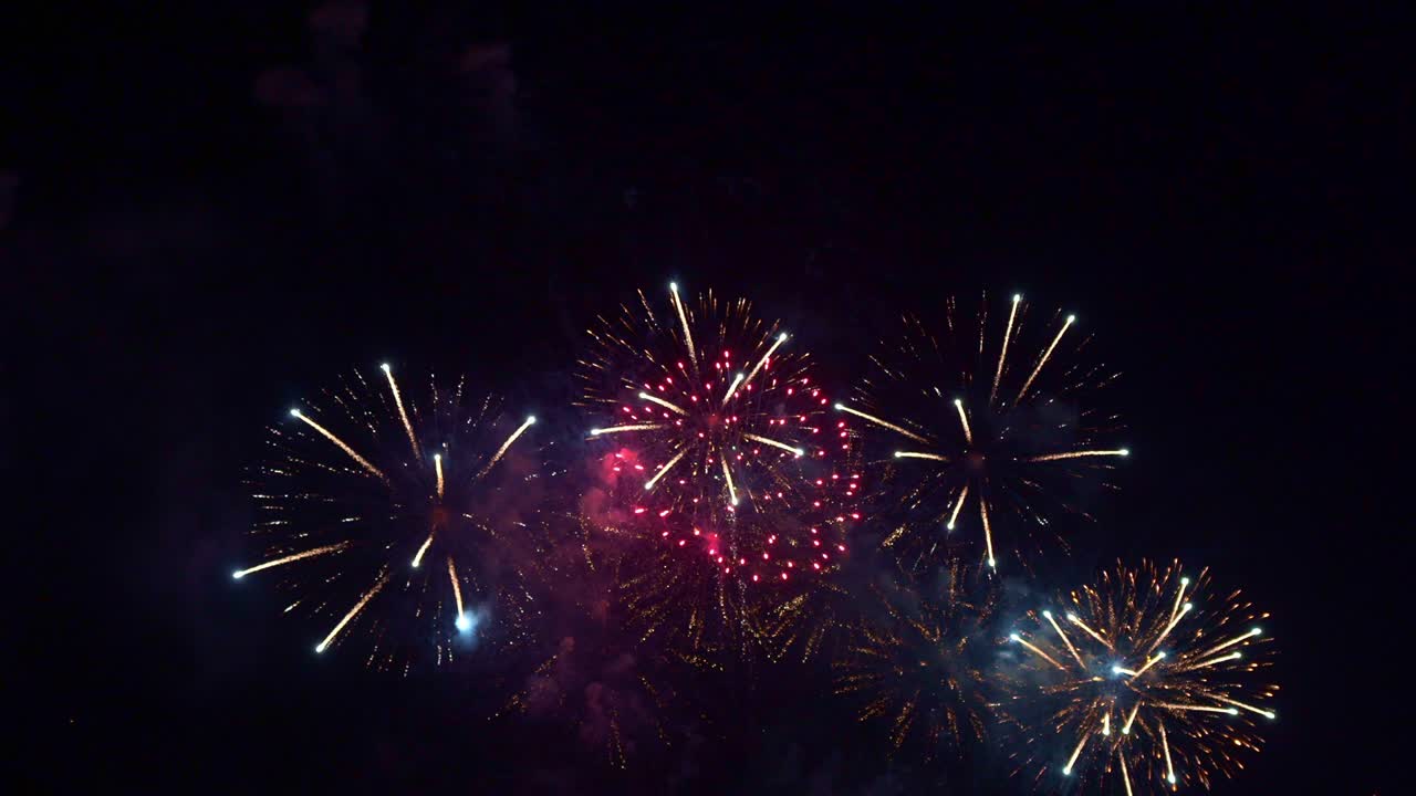 hermosa exhibición de trabajo de fuego colorido por la noche para la celebración en el festival