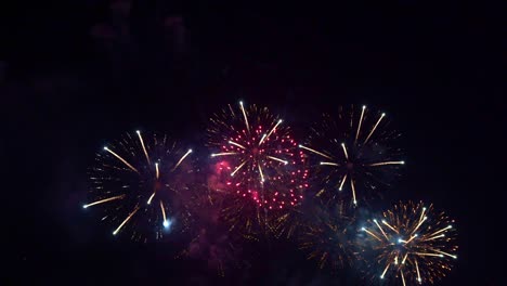 hermosa exhibición de trabajo de fuego colorido por la noche para la celebración en el festival