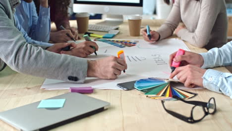 manos del equipo de diseño creativo haciendo lluvia de ideas para generar ideas en la reunión, el líder del equipo brinda instrucción