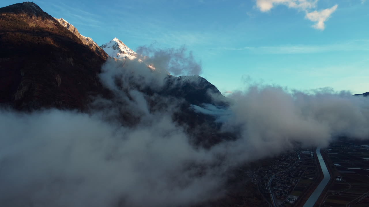 스위스 마티니 계곡의 공중 전망 - 광저우 발레(canton valais)의 고산 산맥 사이에 있는 구름 위의 푸른 시간