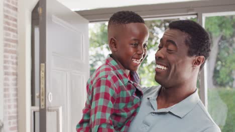 Porträt-Eines-Glücklichen-Afroamerikanischen-Vaters-Mit-Sohn