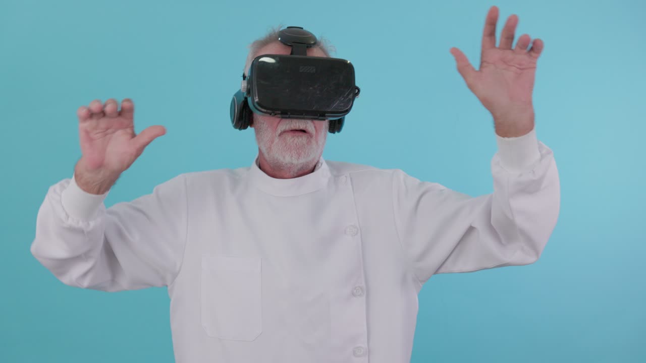 파란색 배경에는 수염이 많은 고위급 의사가 가상 현실 안경을 가지고 놀고 있습니다.