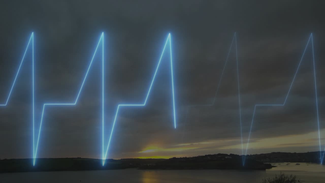 Tracciato ECG al neon blu luminoso che scorre su una scena di tramonto costiero, riflettendosi sull'acqua calma
