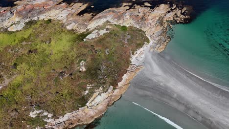 una vista épica de drones de 4k60 de la hermosa playa de tasmania, australia