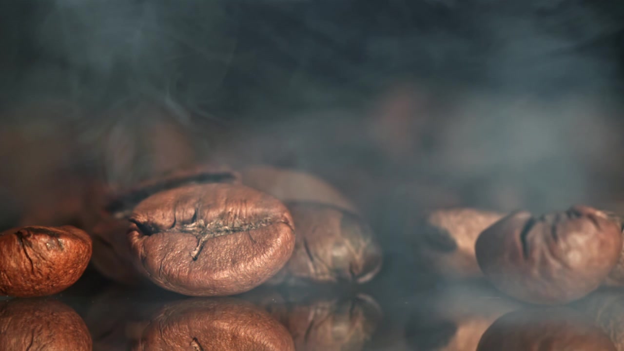 Makrobillede af varme kaffebønner med stigende damp