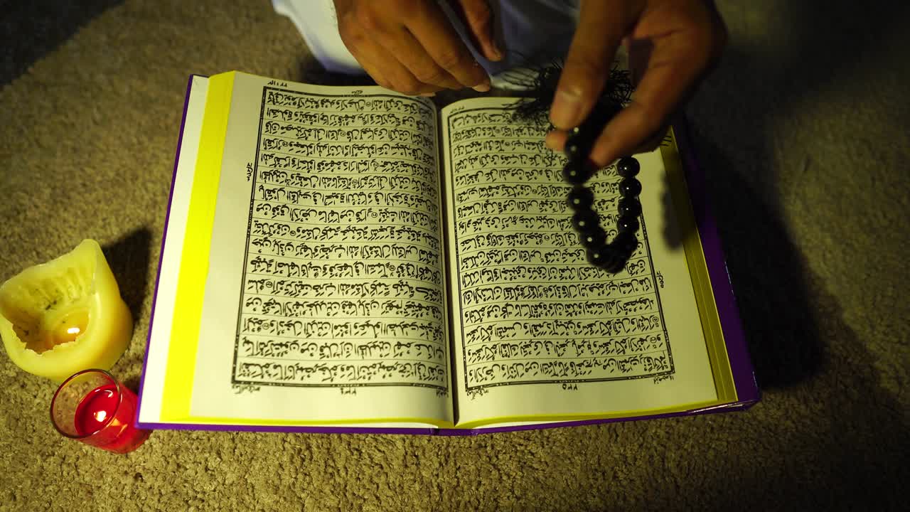 imágenes 4k: hombre musulmán orando en la mezquita