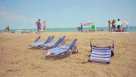 Tumbonas-De-Plástico-Blancas-Y-Azules-Vacías-En-La-Playa