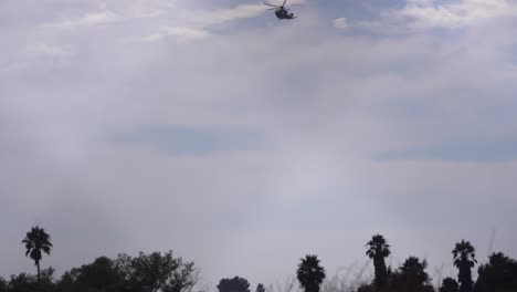 helicóptero de la lafd volando sobre el fuego
