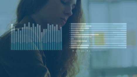 animación de procesamiento de datos en gráficos sobre mujer caucásica usando pantalla táctil de reloj inteligente