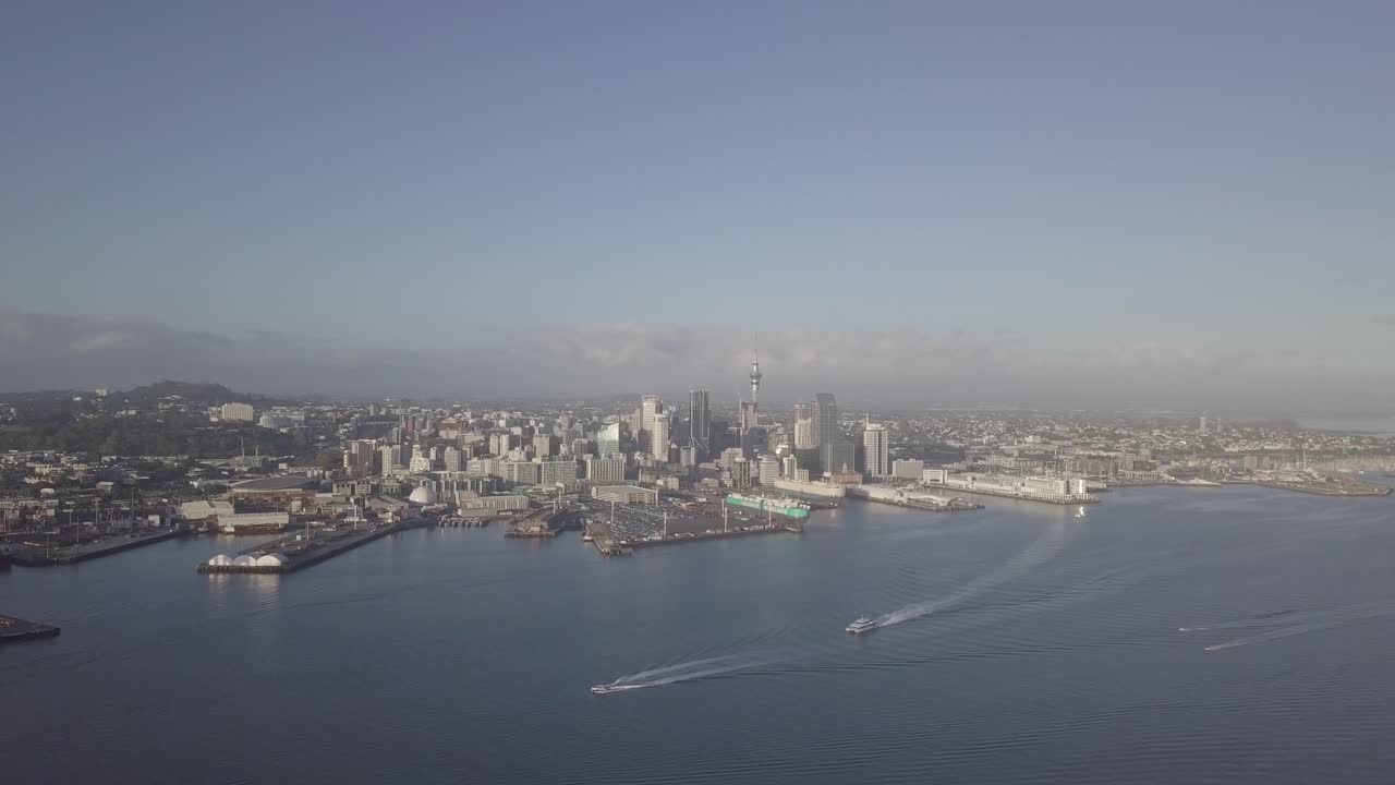 auckland cbd와 port.mp4를 보여주는 droneshot
