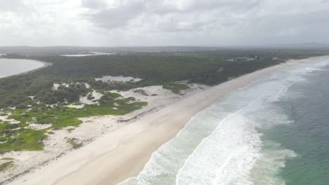 Weißer-Sand-Und-üppiges-Laub-Am-Großen-Meerjungfrauenstrand