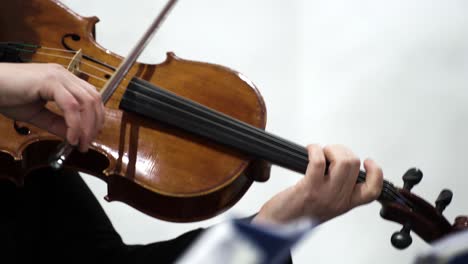 Violine,-Die-Von-Einem-Meistergeiger-Bei-Einem-Konzert-Mit-Klassischer-Musik-Aufgeführt-Wird