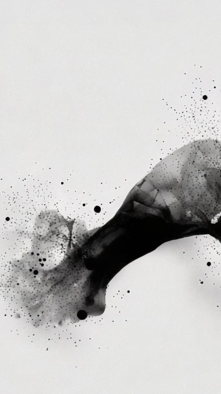 Un'esplorazione giocosa di schizzi astratti di inchiostro nero e movimento fluido su sfondo bianco che rappresentano ispirazione artistica e creatività.