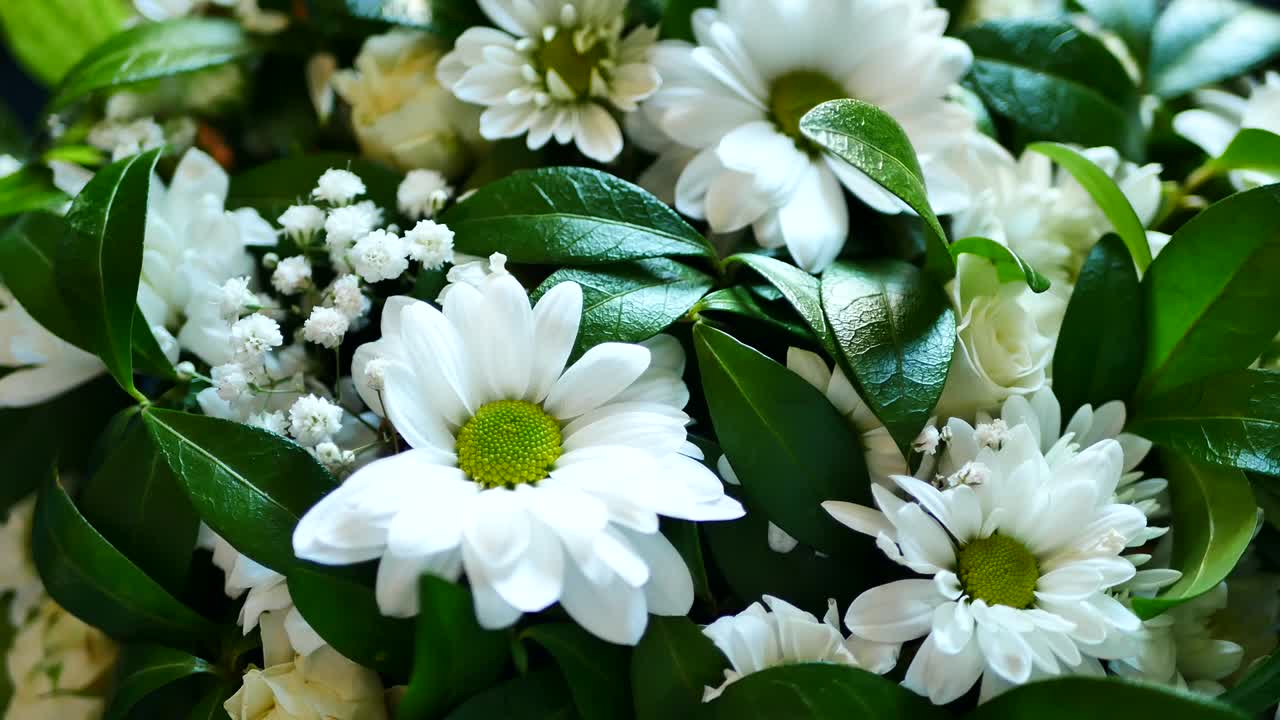 결혼식 에서 신부 꽃집 에  꽃 과 초록색 잎