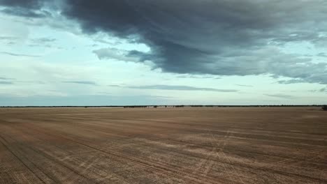 Vuelo-De-Drones-Que-Se-Eleva-A-Través-De-Un-Potrero-Seco-Cerca-De-Berriwillock,-Victoria,-Australia,-Mayo-De-2021