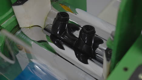 procesamiento de prensa de rodillos industriales de acero producción de material plástico negro en laboratorio químico