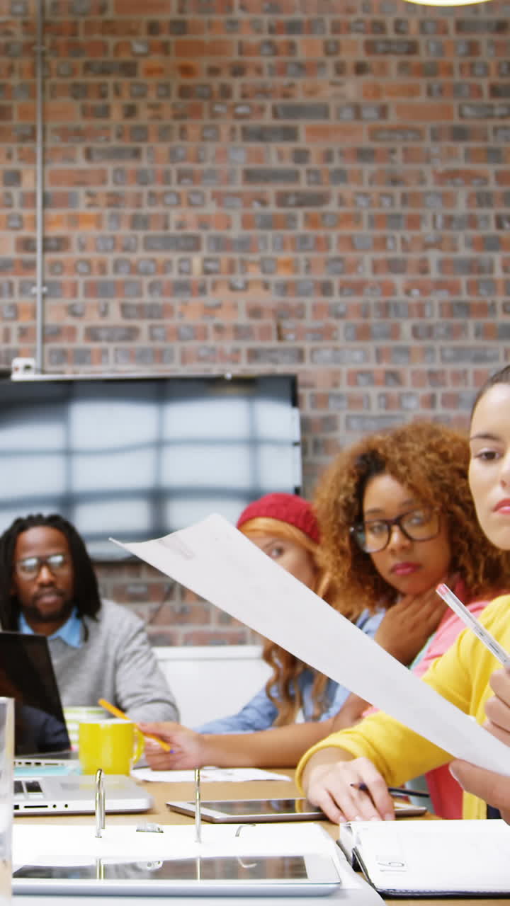 ejecutivos de negocios interactuando entre sí durante la reunión