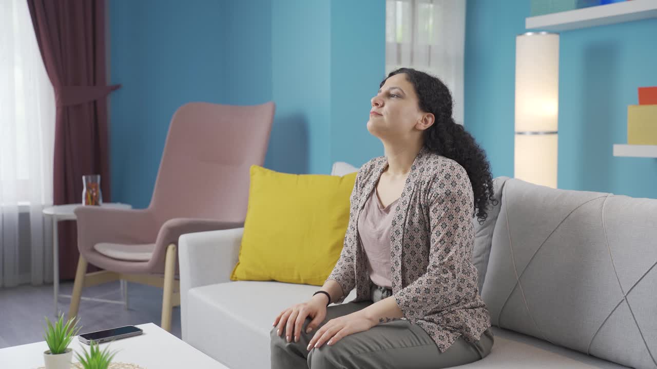 젊은 무슬림 여성이 기도하고 있습니다.