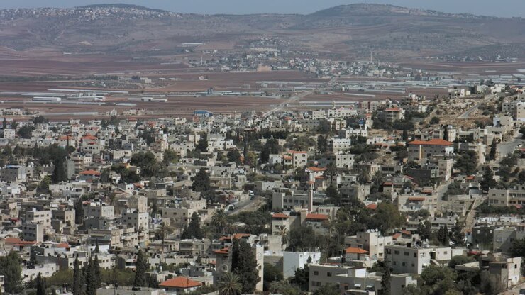 Jenin, Palestina, Cisgiordania, campo lungo, case ed edifici di Jenin con la Valle di Jezreel, Marj Ibn Amer nella Cisgiordania settentrionale. Filmato 4K.