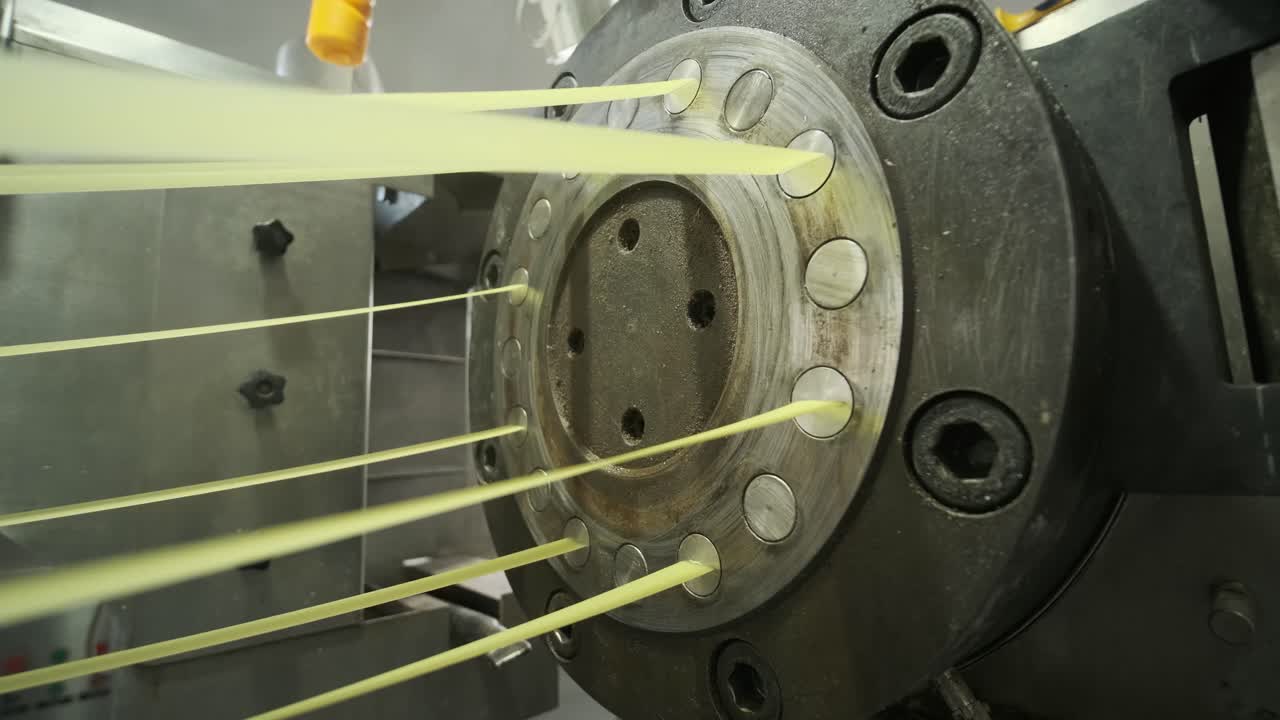 la línea de producción de la fábrica mueve bocadillos de patata. línea de fabricación de la fábrica de pasta, producción de pasta