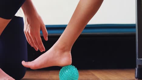 Female-physiotherapist-assisting-patient-with-stress-ball-4k