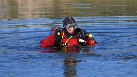 Geht-Ein-Taucher-Bei-4-Grad-Ins-Wasser,-Ist-Er-Mit-Einem-Roten-Anzug-Ausgestattet