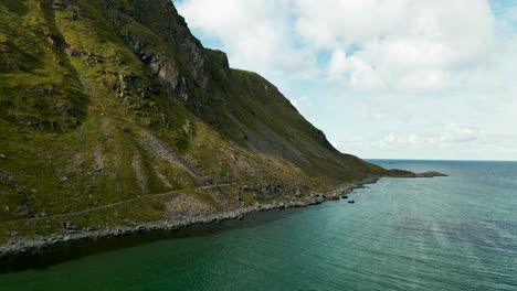 kleiner pfad zwischen einem großen berg und dem wunderschönen türkisfarbenen meerwasser