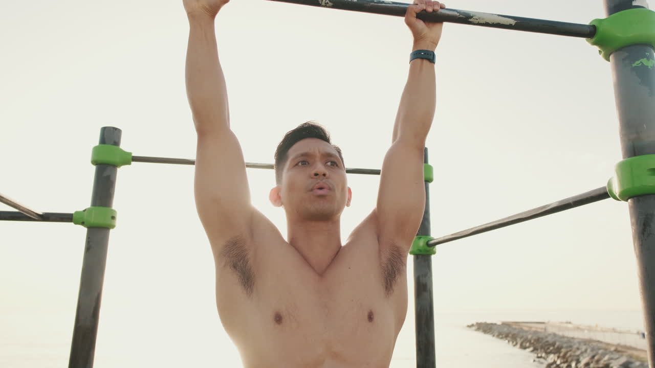 야외에서 풀업을 하는 남자