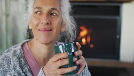 Ältere-Frau-Mit-Gemischter-Abstammung-Hält-Einen-Becher-In-Der-Hand-Und-Lächelt