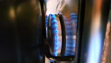 cerca de una cocina de gas llama azul ardiendo