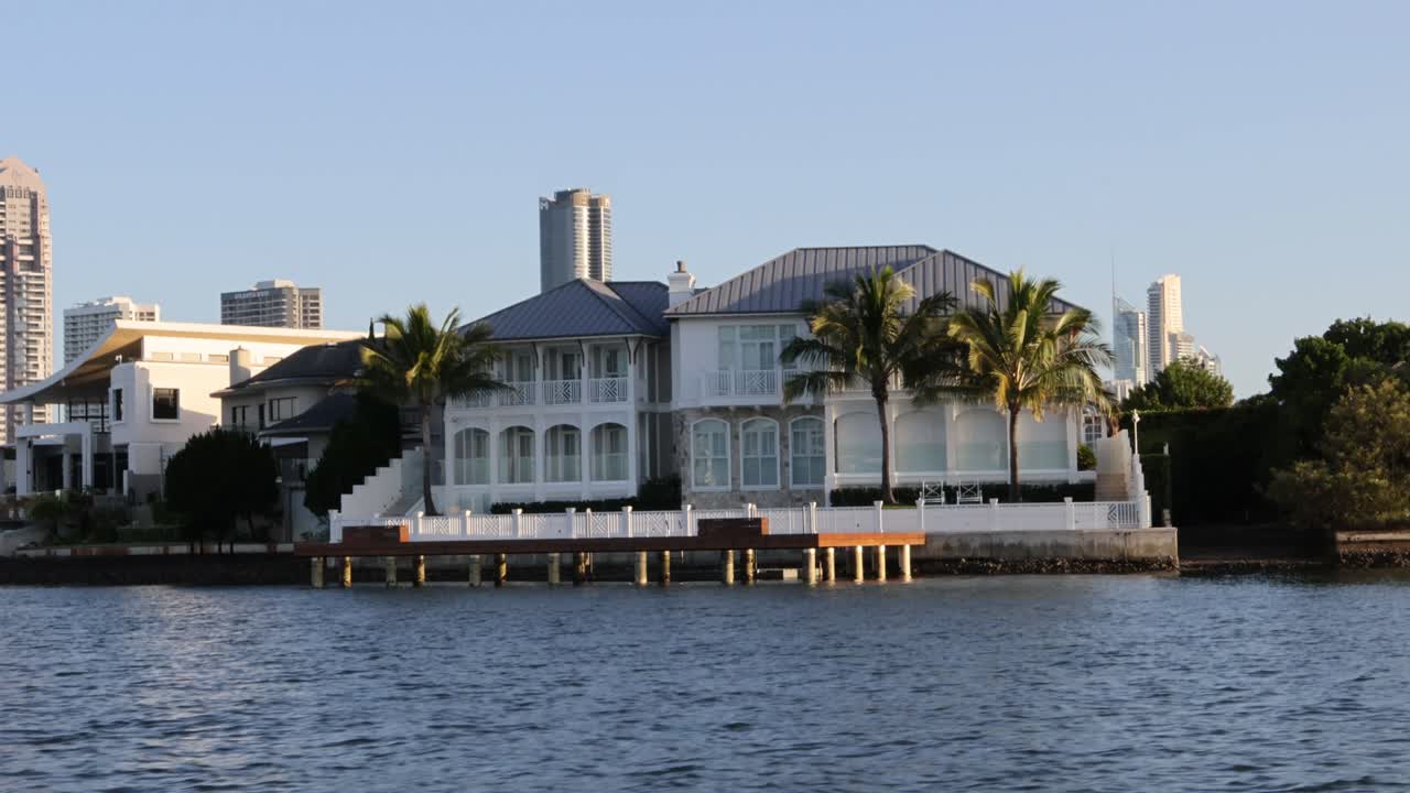 해가 지는 동안 조용한 강을 내려다보는 럭셔리 한 저택