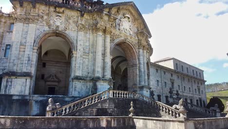 Vista-Aérea-De-Drones-Del-Santuario-De-San-Ignacio-De-Loyola-En-El-Pueblo-De-Azpeitia,-País-Vasco