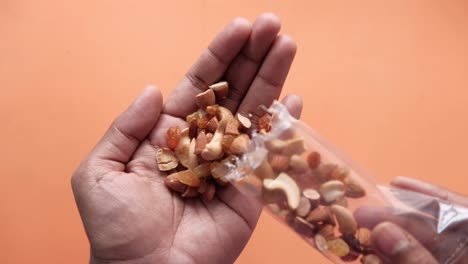 un puñado de nueces mezcladas