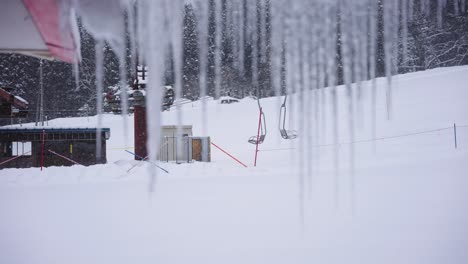 Frozen-Icicles-raft-focus-to-reveal-Chair-Lift-at-Ski-Field-in-the-Snow