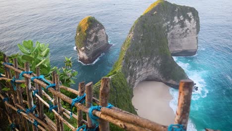 The-beautiful-scenery-of-kelingking-beach-in-Nusa-Penida,-Indonesia