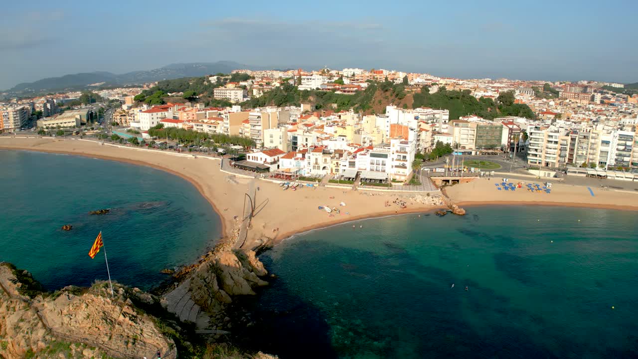 Dronebillede af Blanes på Costa Brava i Girona, hovedstranden La Palomera.