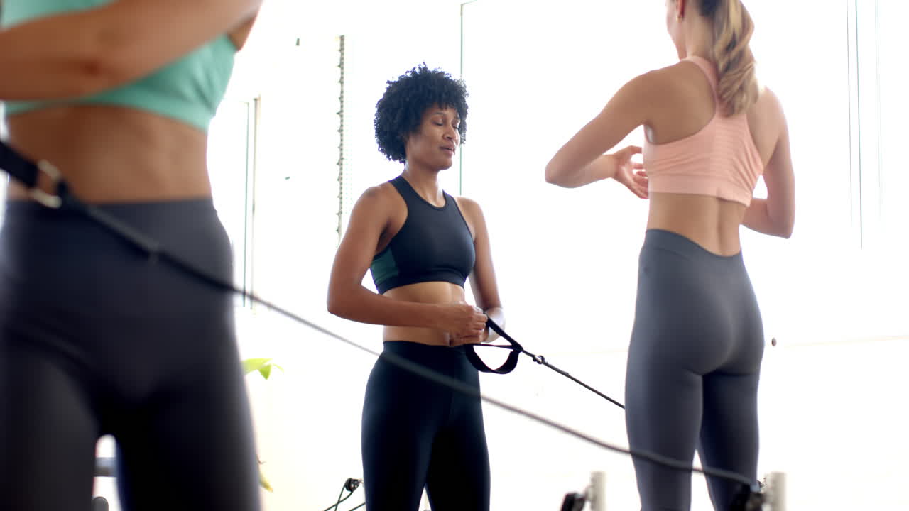 grupo diverso de amigos entrenando con bandas de resistencia
