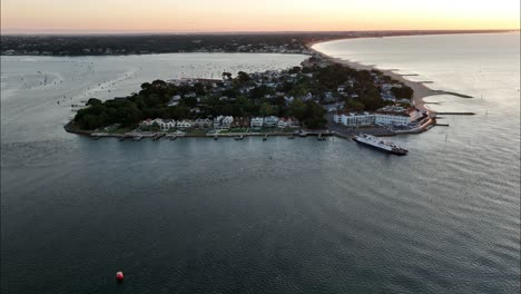 Sunrise-aerial-view-of-Sandbanks-all-the-way-to-Bournemouth,-Dorset,-UK