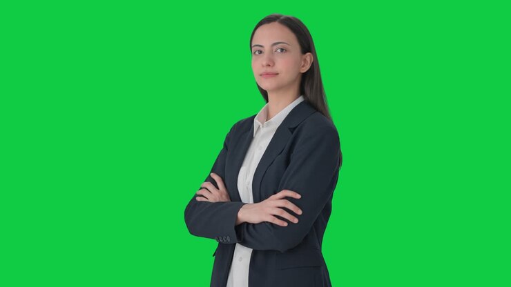 retrato de una mujer de negocios india de pie con las manos cruzadas pantalla verde